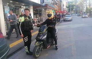 Kaldırımda scooter ve elektrikli bisiklet kullanımına...