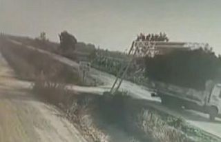 Kamyon tek hamleyle köy yolunu değiştirdi