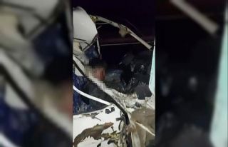 Kamyona arkadan çarpan araç hurdaya döndü: 2 ağır...