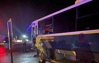 Kamyonetle halk otobüsü çarpıştı: 4 yaralı