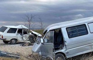 Kamyonetle otomobilin çarpıştığı kazada sürücüler...