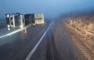 Kamyonun devrilmesi sonucu sürücü yaralandı