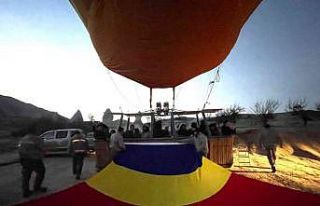 Kapadokya’da sıcak hava balonları Romanya bayrağıyla...