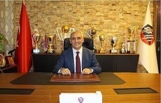Karabükspor başkanı giderken kupaları da yanında...