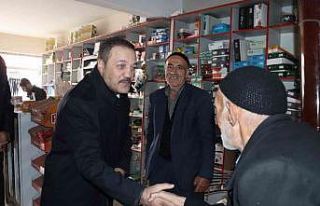 Karataş Çat’ta muhtar ve esnafla bir araya geldi