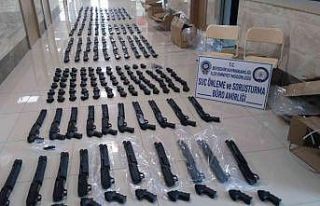 Kargo ile Aydın’a silah gönderirken yakalandılar