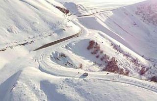 Karlı Nemrut Dağı zirvesine çıkan vatandaşlar...