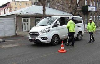 Kars’ta zorunlu kış lastiği uygulaması yapıldı