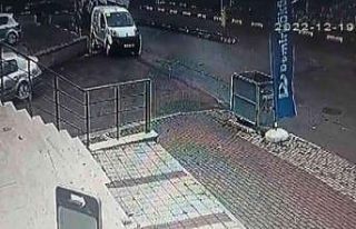 Kartal’da virajı alamayan beton mikserinin devrildiği...