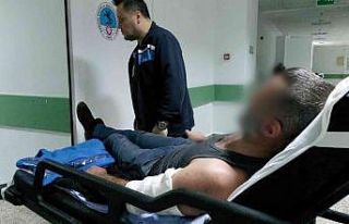 Kavgayı ayırırken bıçaklandı