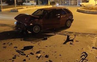 Kavşakta çarpışan 2 araçta maddi hasar oluştu