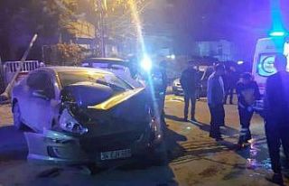 Kavşakta kaza:2 yaralı