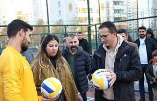 Kayapınar Belediyesinden vatandaşlara spor alanında...