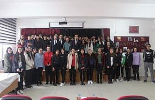 Kaymakam İpek, Lise öğrencileri ile kariyer günlerinde...