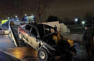 Kaza yapan milyonluk otomobil küle döndü