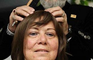 Kemoterapi hastalarının yüzünü peruklarıyla...