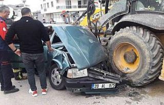 Kepçe ile çarpışan otomobil hurdaya döndü: 2...