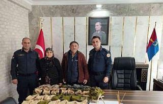 Kezban Teyze Mehmetçik üşümesin diye 50 çift...