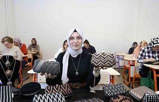 Kınalı ellerden çıkan çantalara sipariş yetişmiyor