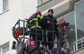 Kırılan cam balkon camları tehlike saçtı