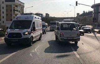 Kırmızı ışıkta bekleyen kamyonete arkadan çarptı