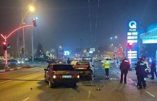 Kırmızı ışıkta zincirleme kaza: 2 yaralı