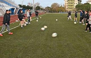 Kız öğrencilerin futbol tutkusu