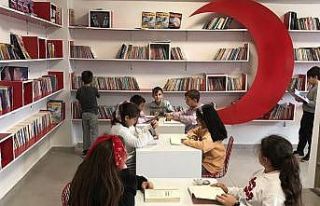Kızılay’dan okullara kitap yardımı