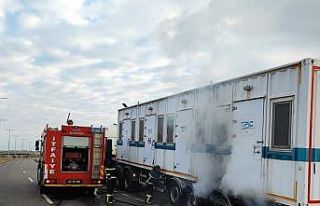 Konteyner taşıyan tırın lastikleri yandı