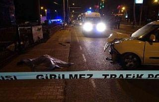 Kontrolden çıkan araç kaldırımda yürüyenlerin...