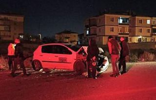 Kontrolden çıkan araç park halindeki otomobile...