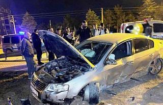 Kontrolden çıkan otomobil bariyerlere çarptı:...