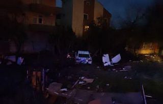 Kontrolden çıkan otomobil çitleri aşıp evin bahçesine...