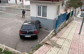 Kontrolden çıkan otomobil okul bahçesine uçtu