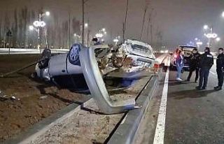 Kontrolden çıkan otomobil orta refüje çarpıp...