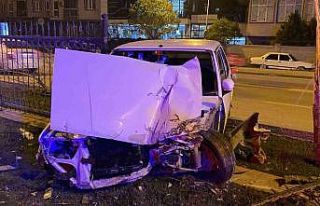 Kontrolden çıkan otomobil orta refüje çıktı:...