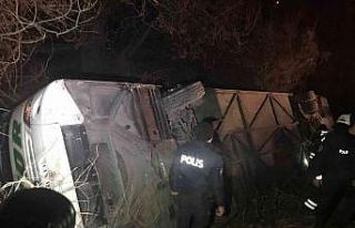 Konya’da yolcu otobüsü şarampole devrildi: 15...
