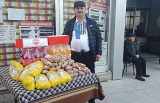 Köy muhtarı yılın son gününü hediye dağıtarak...