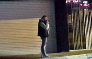 Kucağına aldığı yavru köpeği ısırıp yumrukladı