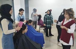 Kursiyerler yaptıkları saç bakımıyla öğrencileri...