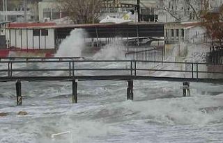 Kuzey Ege’de fırtına hayatı olumsuz etkiliyor