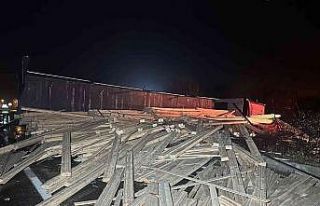 Lambri yüklü tır devrildi: Kastamonu-Sinop kara...