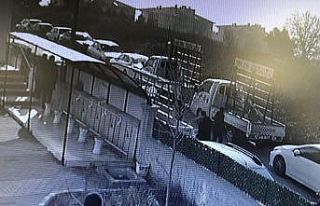 Maaşını alamadığı için cami çıkışında...