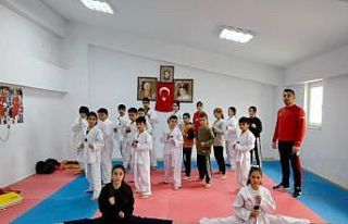 Mahalledeki çocuklar için kulüp binasını spor...