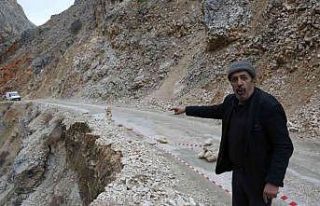 Malatya’da yağış sonrası göçen yol tehlike...