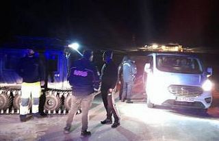 Malezya uyruklu 7 kişilik aile kar nedeniyle yolda...