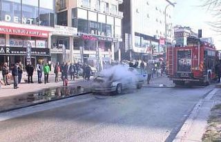 Maltepe’de kaputu açılmayan otomobil alevlere...