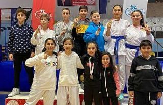 Manisa BBSK Karate takımı sporcularından büyük...