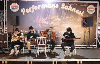 Marmaris 19 Mayıs Gençlik Meydanı cıvıl cıvıl