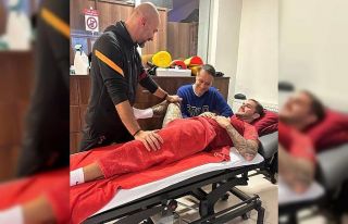 Mauro Icardi, Florya’da fizyoterapistler eşliğinde...